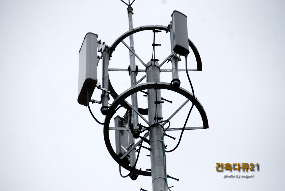 단양 솔고개 학강산 자락에 세워진 KT기지국 안테나