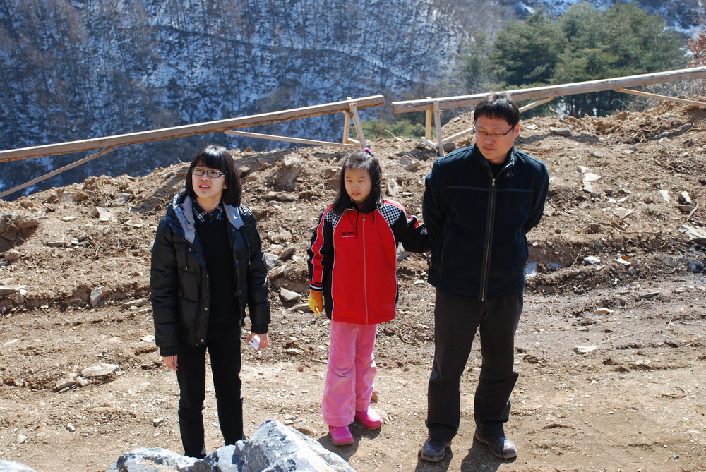 학운산방 마당에서 (좌)경하, 소영이 옆에 사나이는 소영아빠 - 큰사진보기!